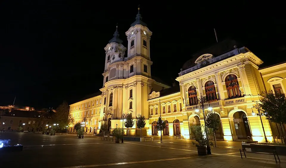 Dóbó Square and the Minorite church at night, Eger