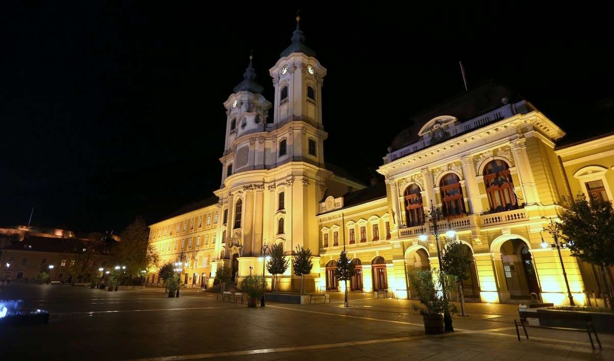 Dóbó Square and the Minorite church at night, Eger